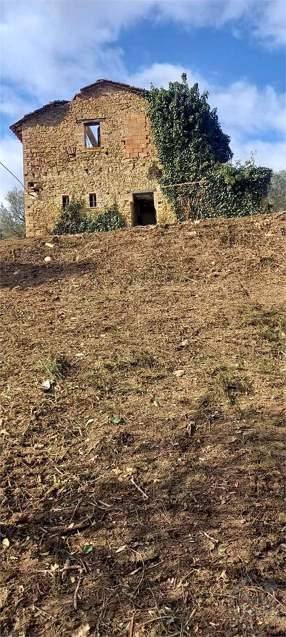 Casale con 1,5 ettari di terreno e uliveto Marsciano / Compignano