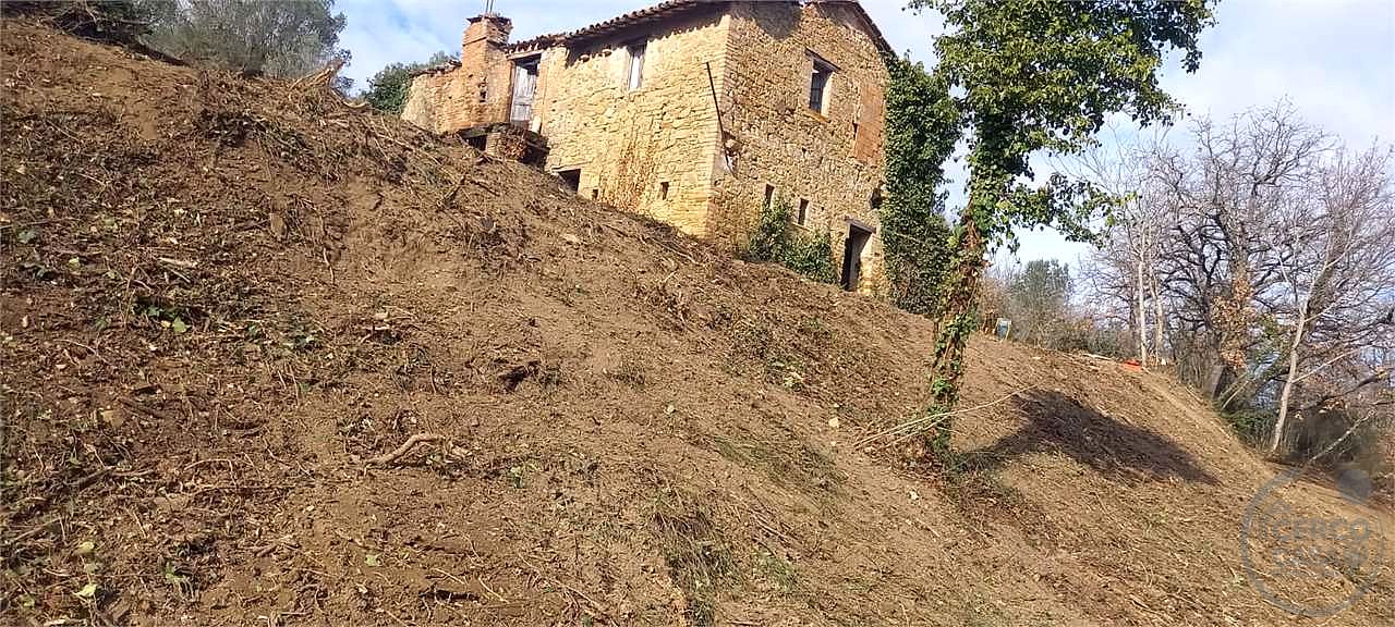 Casale con 1,5 ettari di terreno e uliveto Marsciano / Compignano