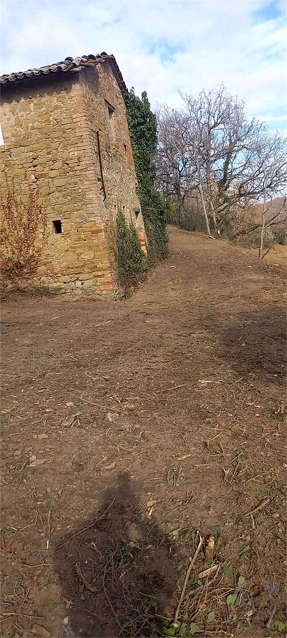 Casale con 1,5 ettari di terreno e uliveto Marsciano / Compignano