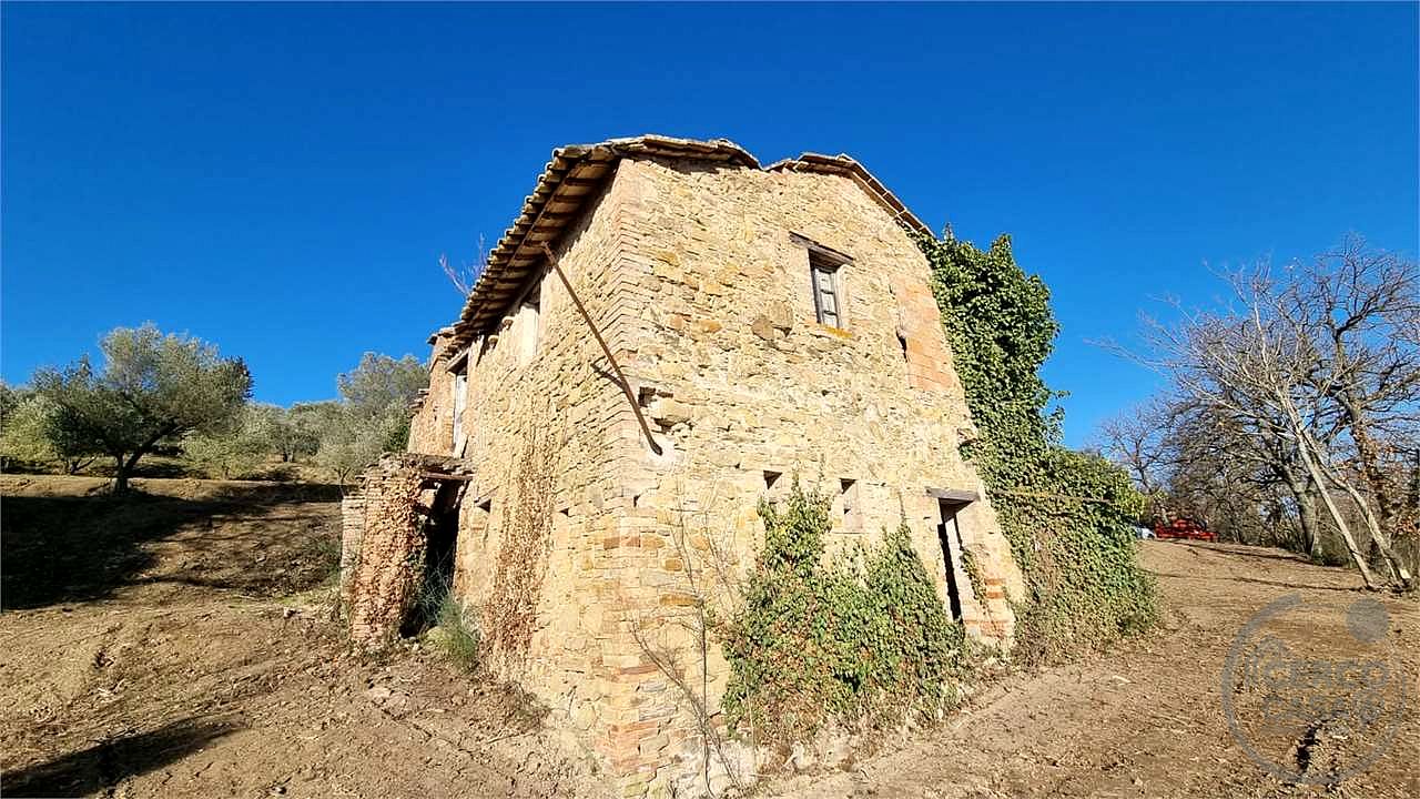 Casale con 1,5 ettari di terreno e uliveto Marsciano / Compignano