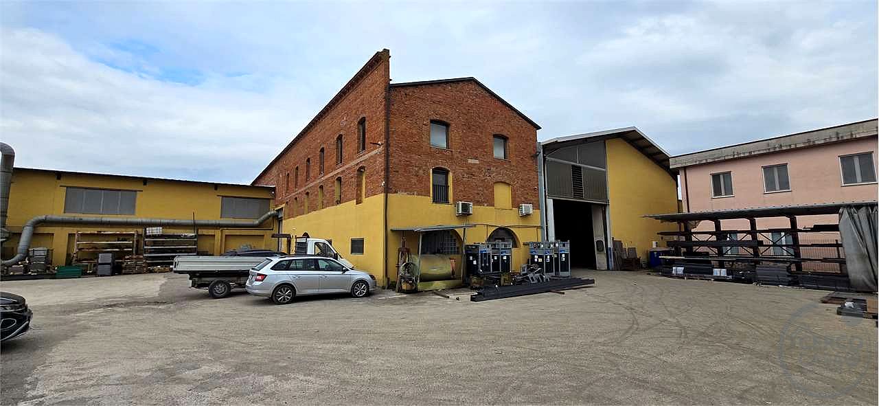 Vendesi capannone 1000 mq più uffici Villa Pitignano (PG)