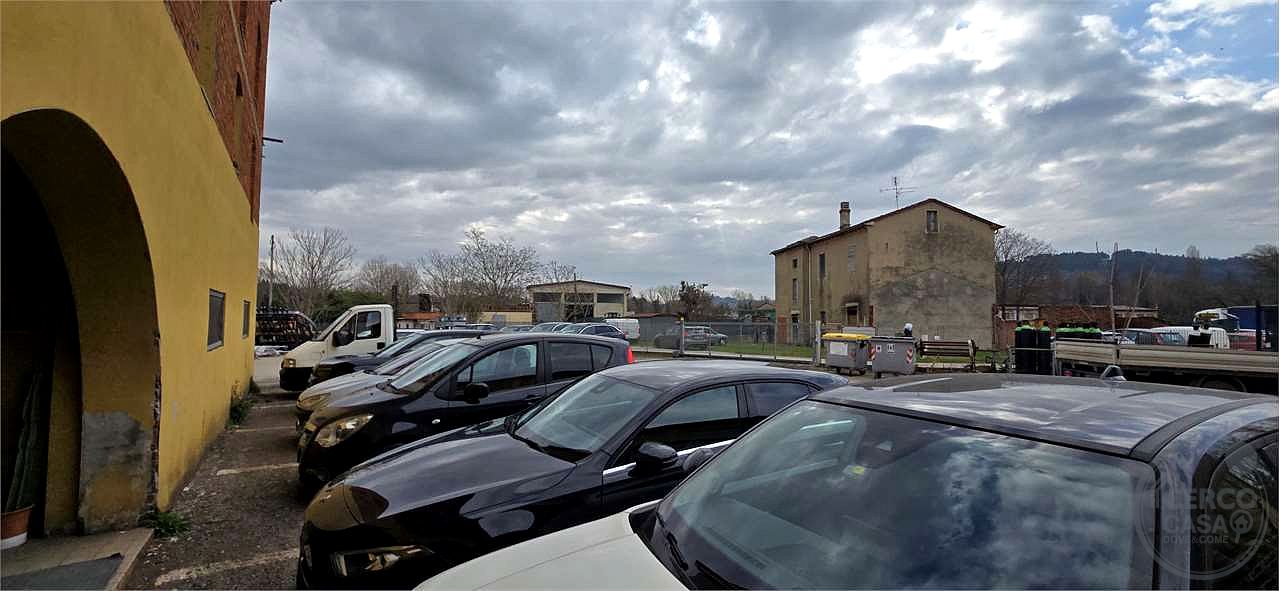 Vendesi capannone 1000 mq più uffici Villa Pitignano (PG)