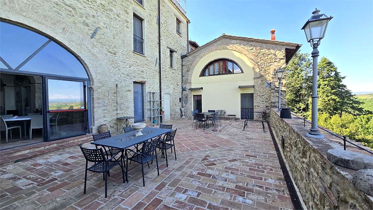 Prestigioso complesso immobiliare storico con affreschi del Perugino – Montevibiano Nuovo, Marsciano