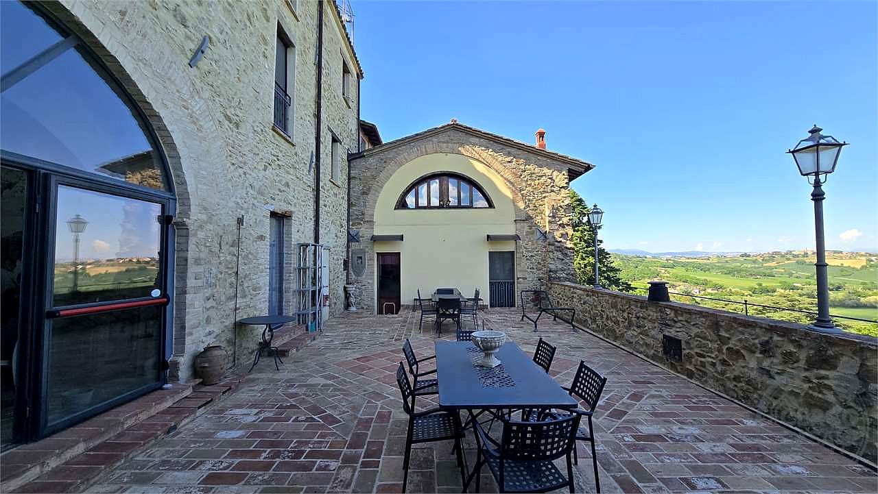 Prestigioso complesso immobiliare storico con affreschi del Perugino – Montevibiano Nuovo, Marsciano
