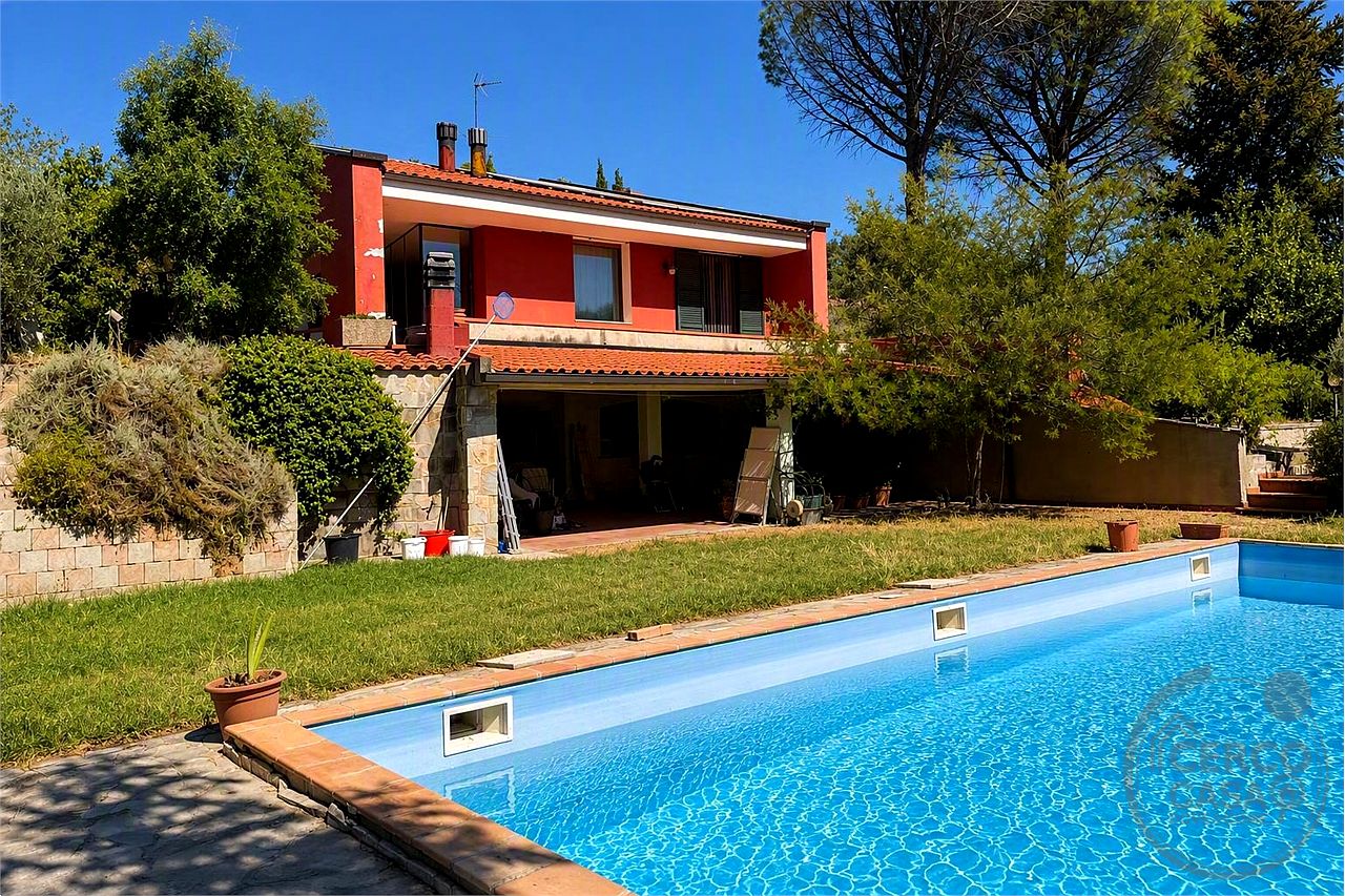 Elegante villa contemporanea con piscina, giardino riservato e dependance indipendente