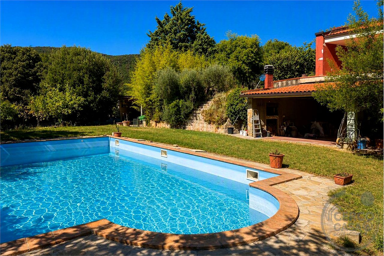 Elegante villa contemporanea con piscina, giardino riservato e dependance indipendente