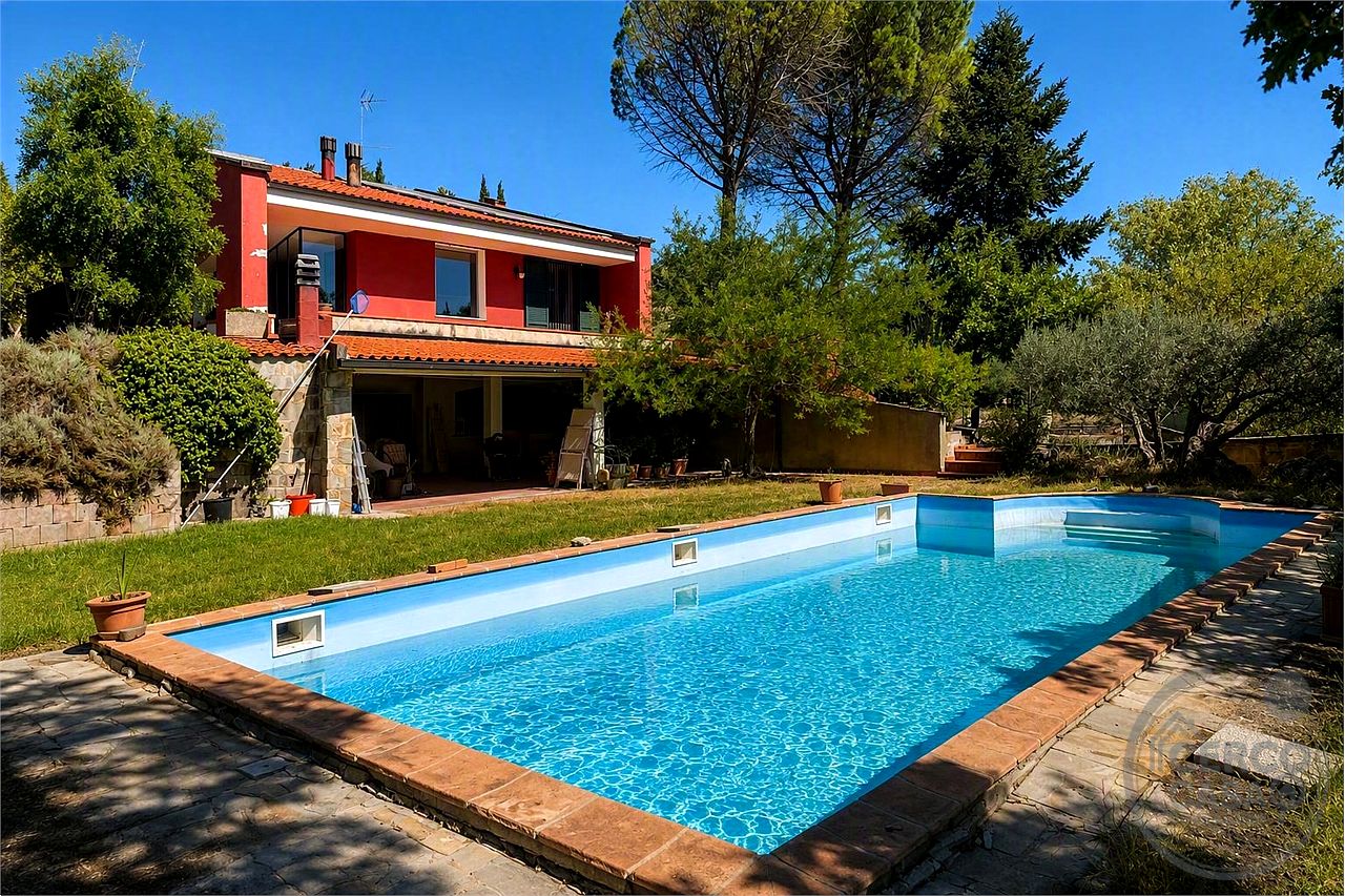 Elegante villa contemporanea con piscina, giardino riservato e dependance indipendente