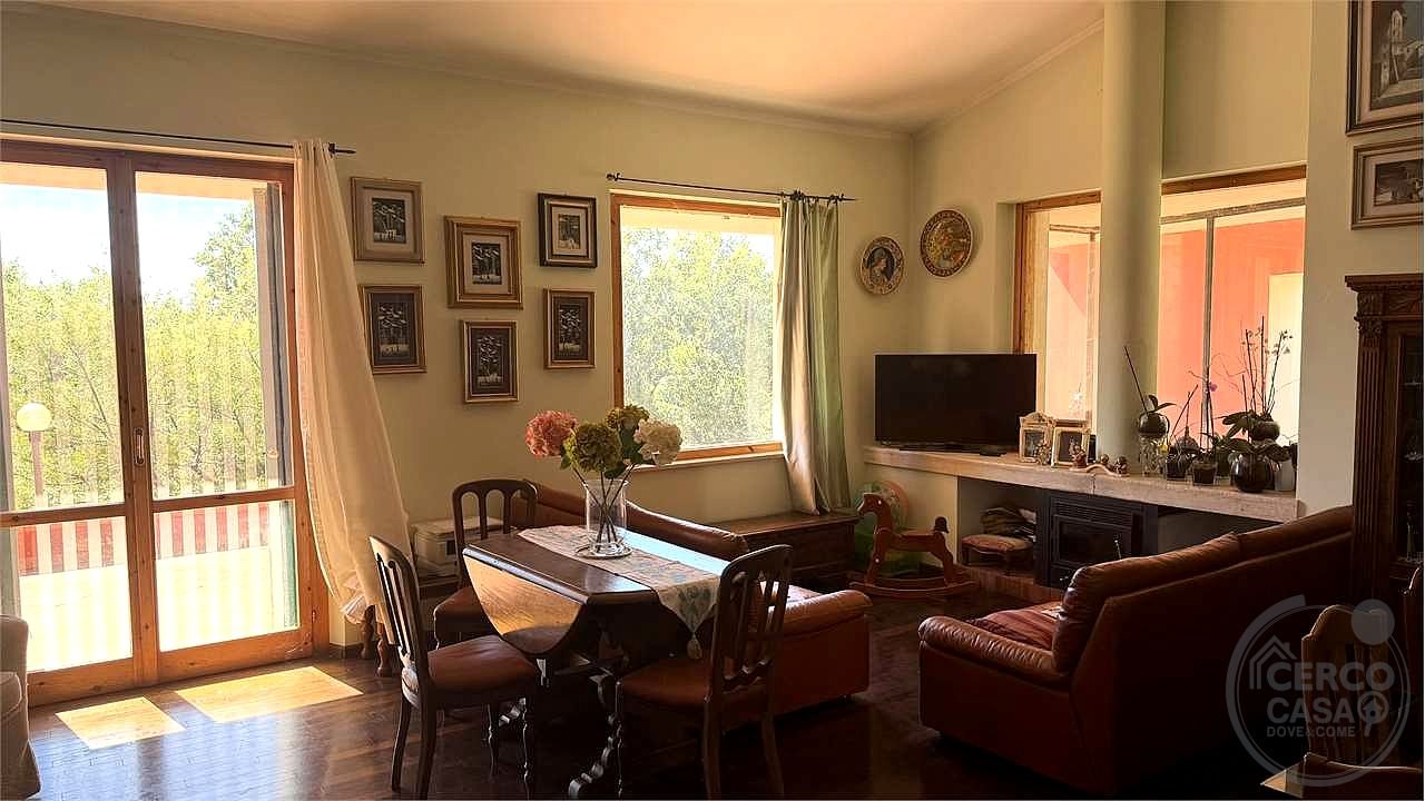 Elegante villa contemporanea con piscina, giardino riservato e dependance indipendente