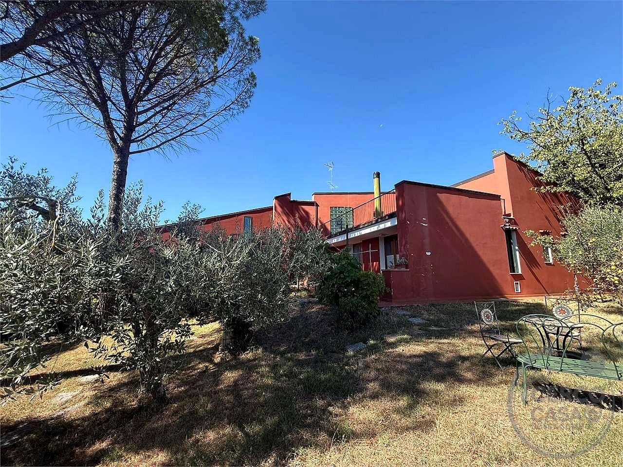 Elegante villa contemporanea con piscina, giardino riservato e dependance indipendente
