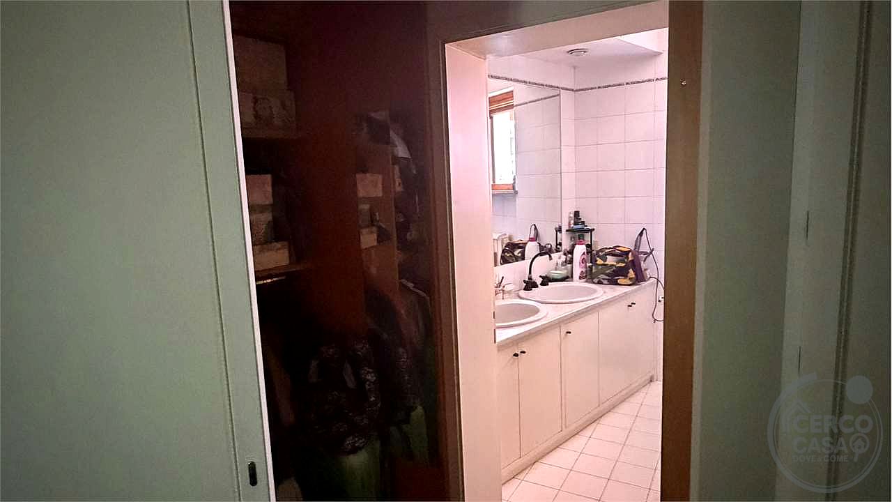 Elegante villa contemporanea con piscina, giardino riservato e dependance indipendente