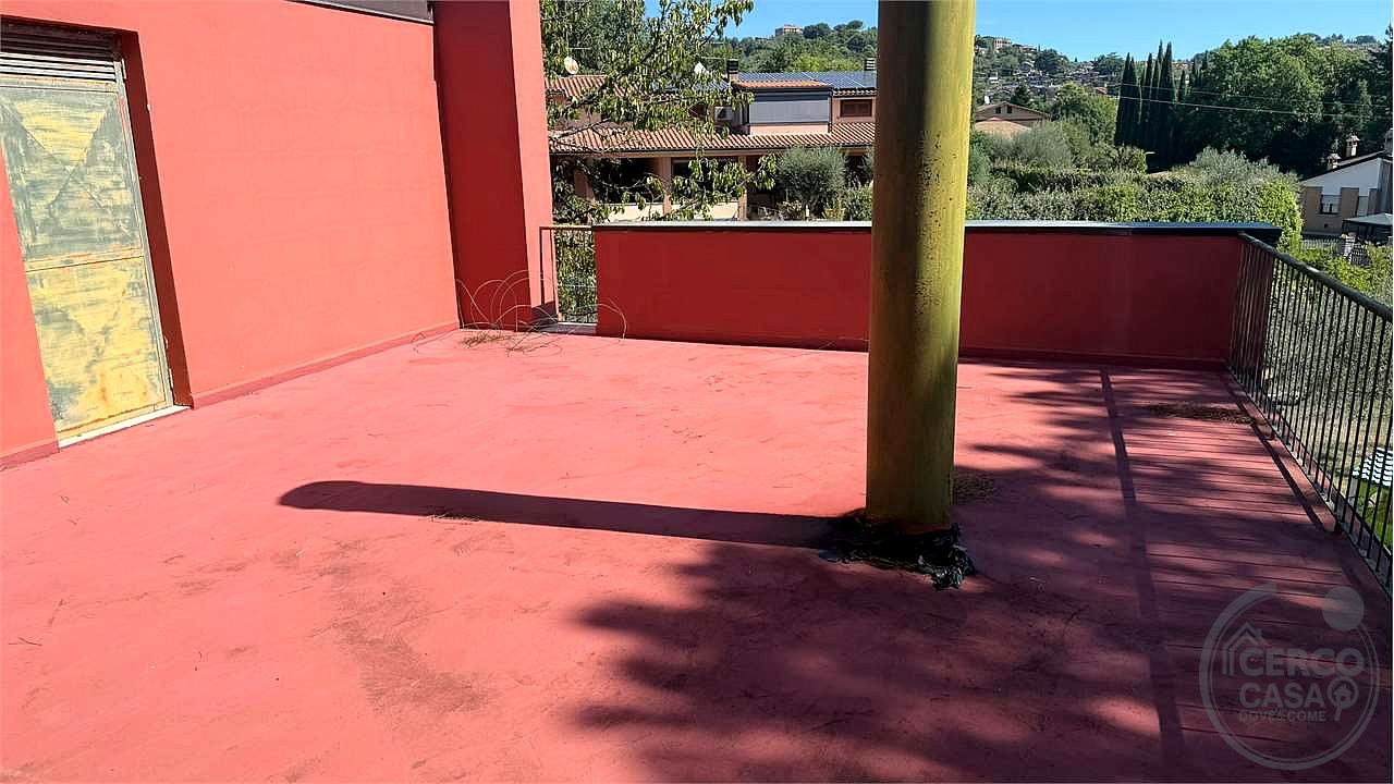 Elegante villa contemporanea con piscina, giardino riservato e dependance indipendente