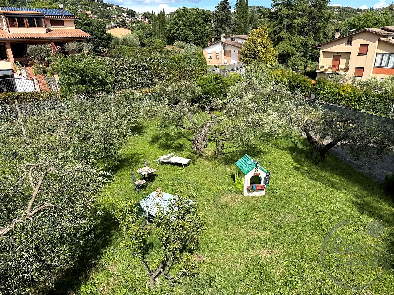 Elegante villa contemporanea con piscina, giardino riservato e dependance indipendente