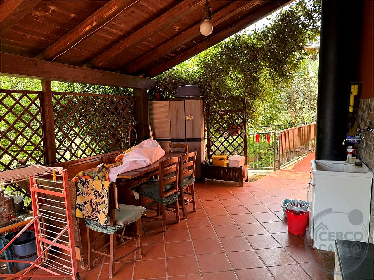 Elegante villa contemporanea con piscina, giardino riservato e dependance indipendente