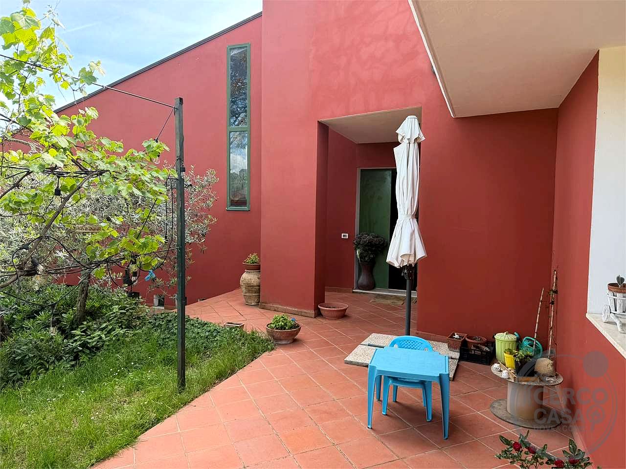 Elegante villa contemporanea con piscina, giardino riservato e dependance indipendente