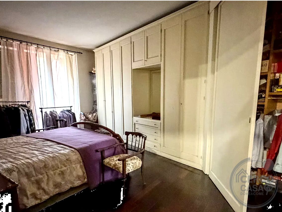 Elegante villa contemporanea con piscina, giardino riservato e dependance indipendente