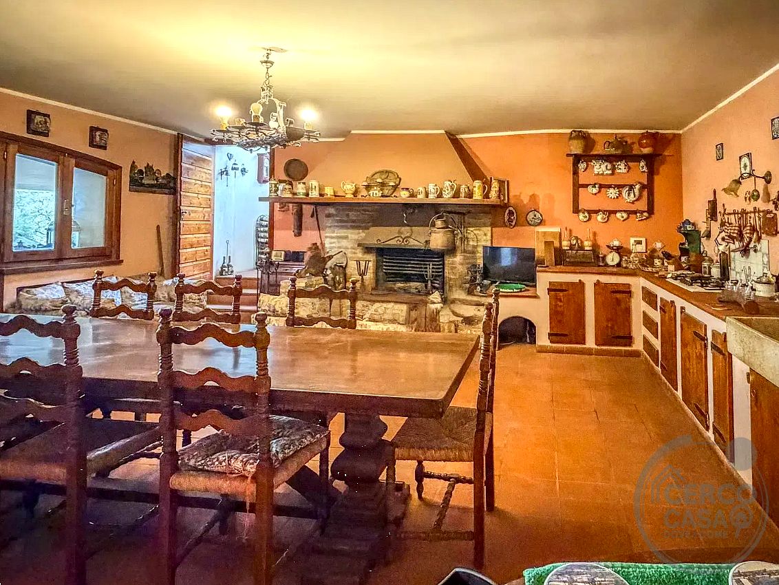 Elegante villa contemporanea con piscina, giardino riservato e dependance indipendente