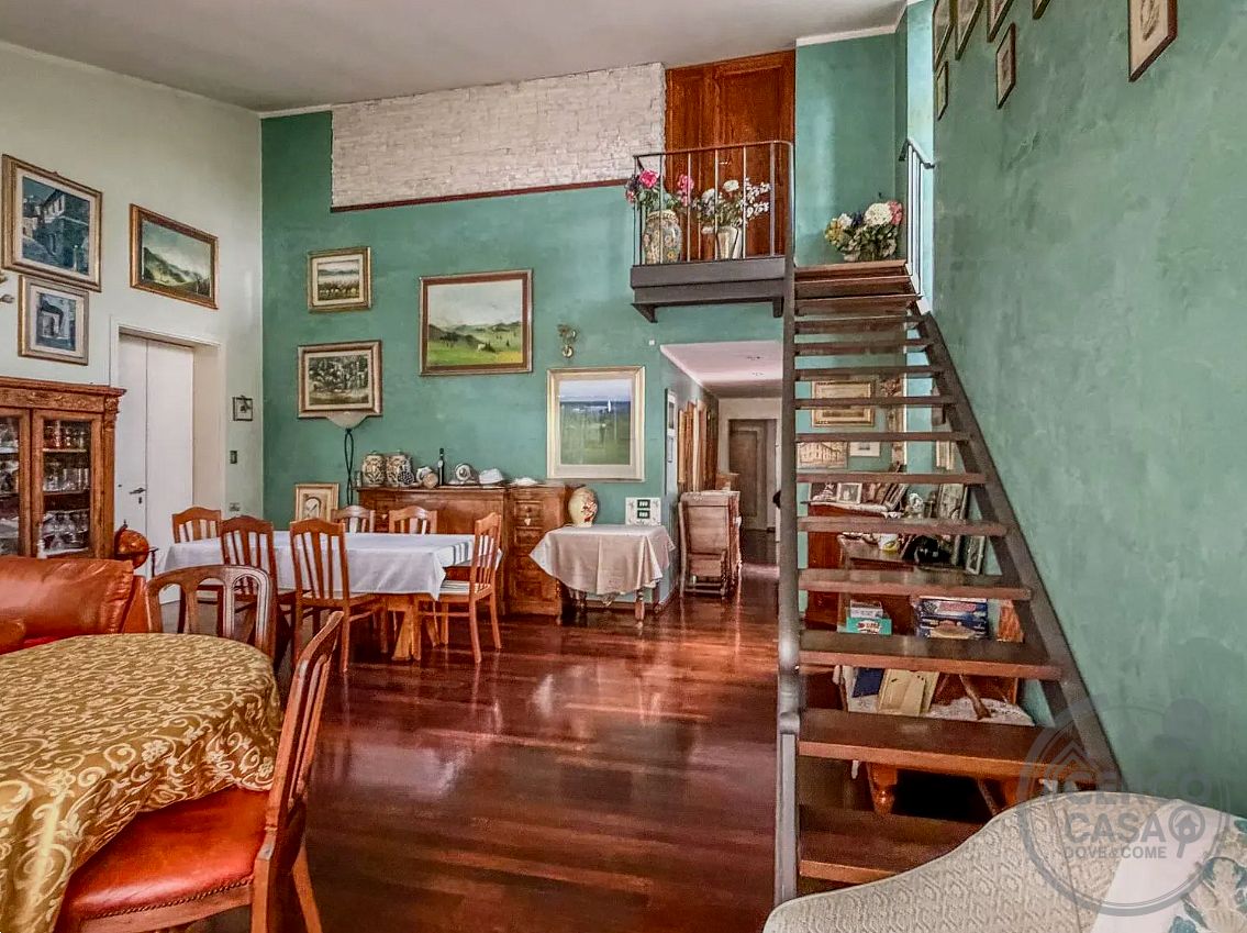 Elegante villa contemporanea con piscina, giardino riservato e dependance indipendente