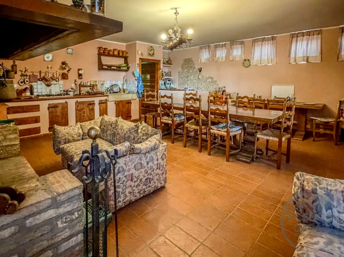 Elegante villa contemporanea con piscina, giardino riservato e dependance indipendente