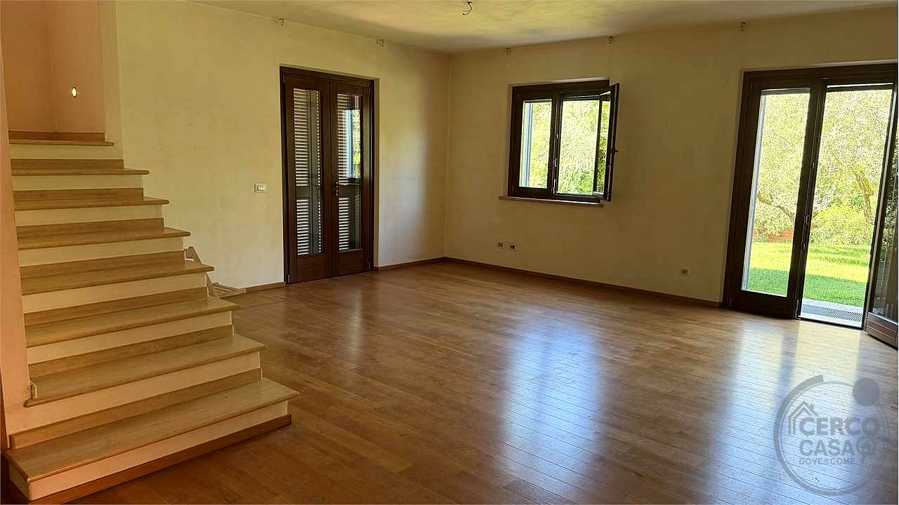 SAN VETTURINO – ESCLUSIVA PORZIONE DI VILLA DI RECENTE COSTRUZIONE CON GIARDINO