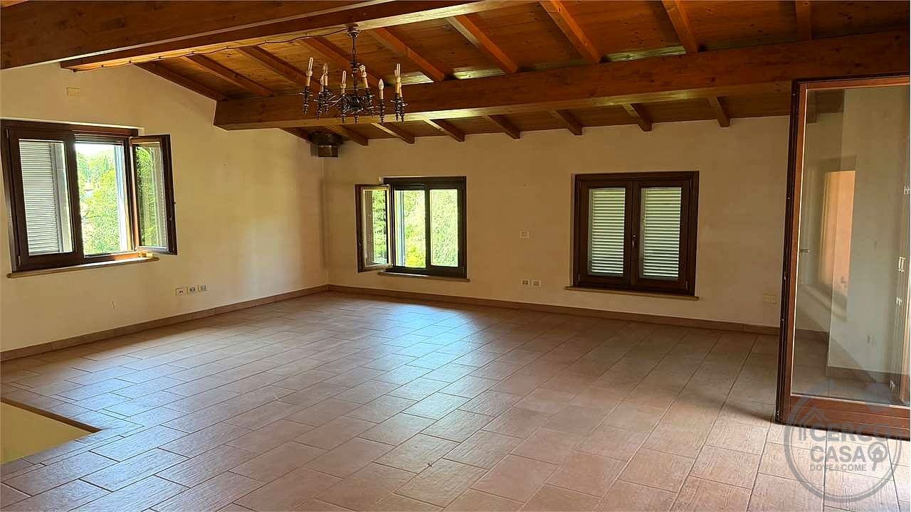SAN VETTURINO – ESCLUSIVA PORZIONE DI VILLA DI RECENTE COSTRUZIONE CON GIARDINO