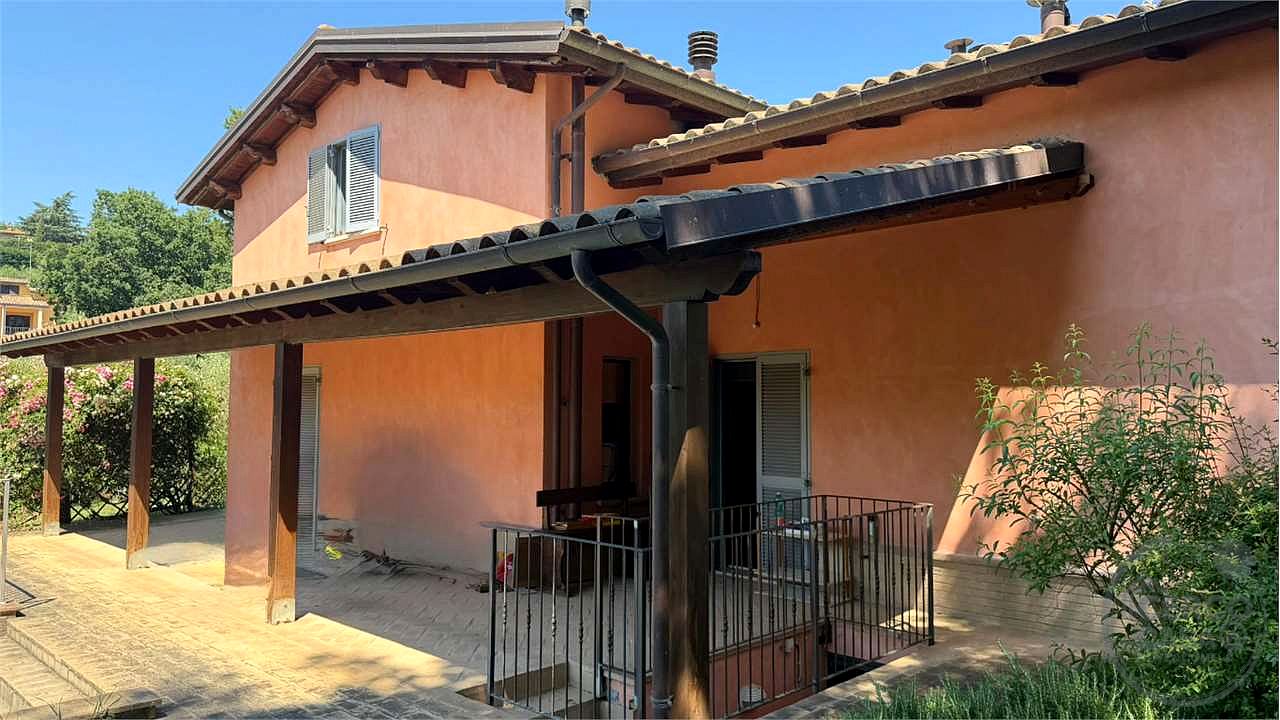 SAN VETTURINO – ESCLUSIVA PORZIONE DI VILLA DI RECENTE COSTRUZIONE CON GIARDINO