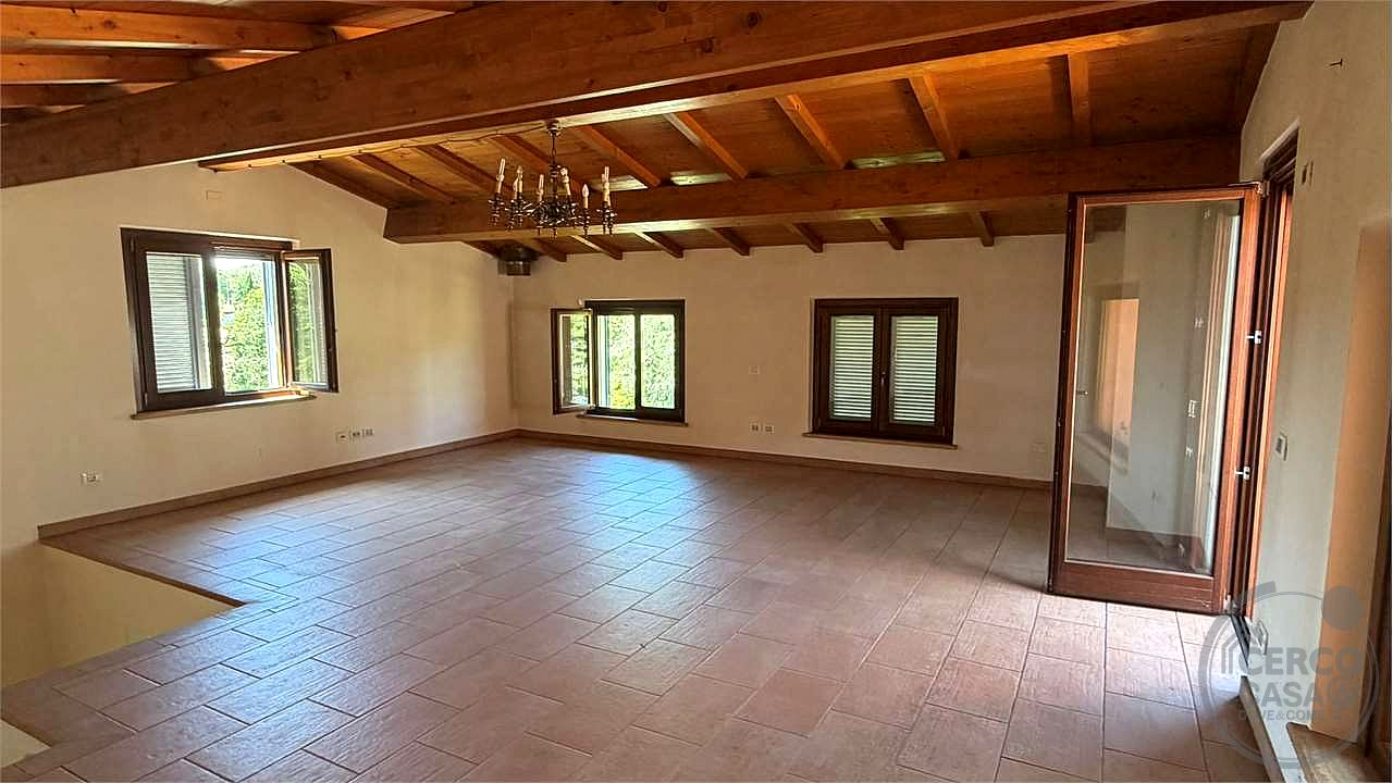 SAN VETTURINO – ESCLUSIVA PORZIONE DI VILLA DI RECENTE COSTRUZIONE CON GIARDINO