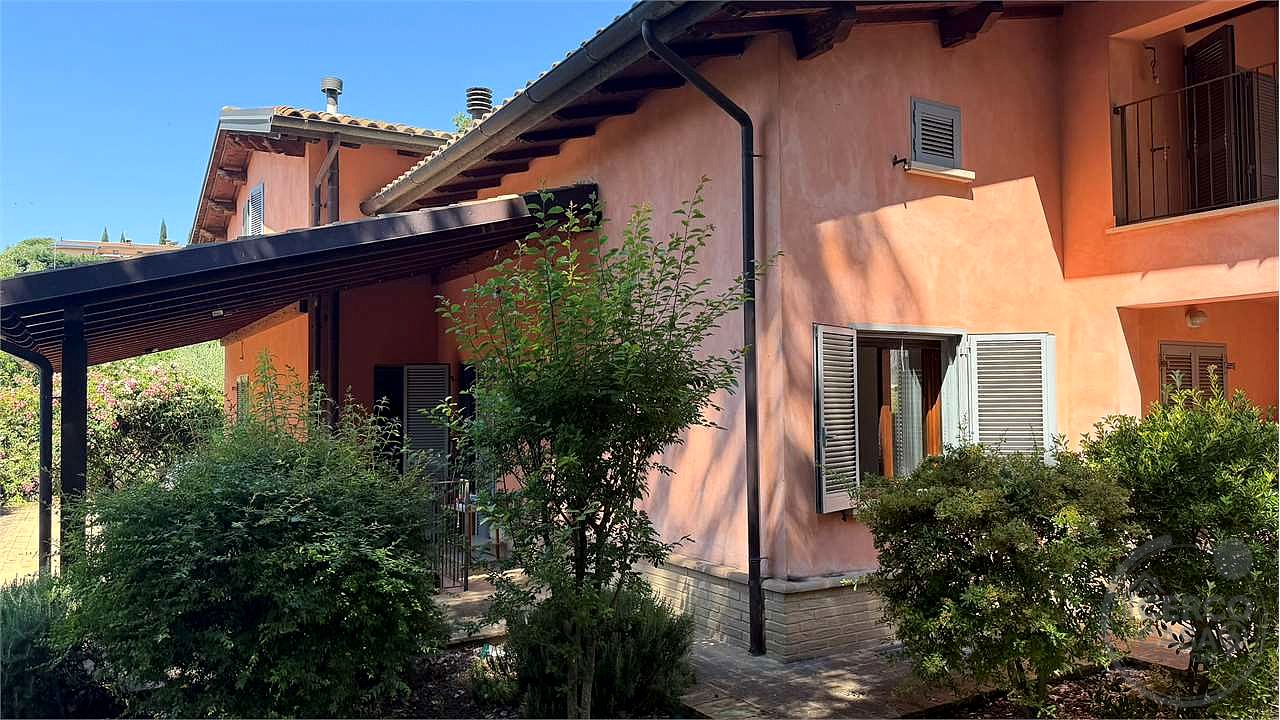 SAN VETTURINO – ESCLUSIVA PORZIONE DI VILLA DI RECENTE COSTRUZIONE CON GIARDINO
