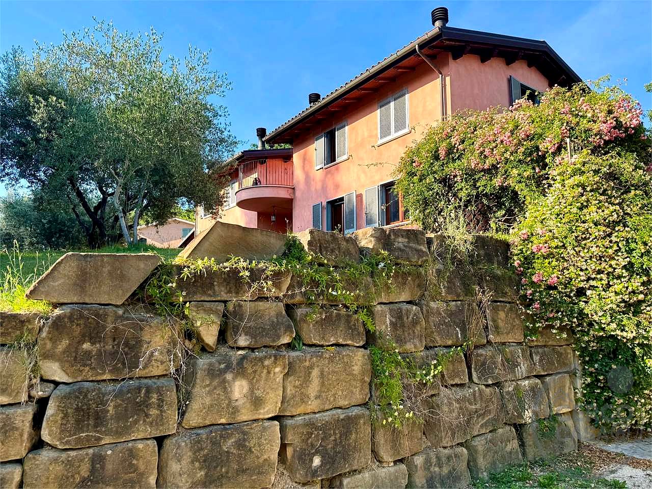 SAN VETTURINO – ESCLUSIVA PORZIONE DI VILLA DI RECENTE COSTRUZIONE CON GIARDINO