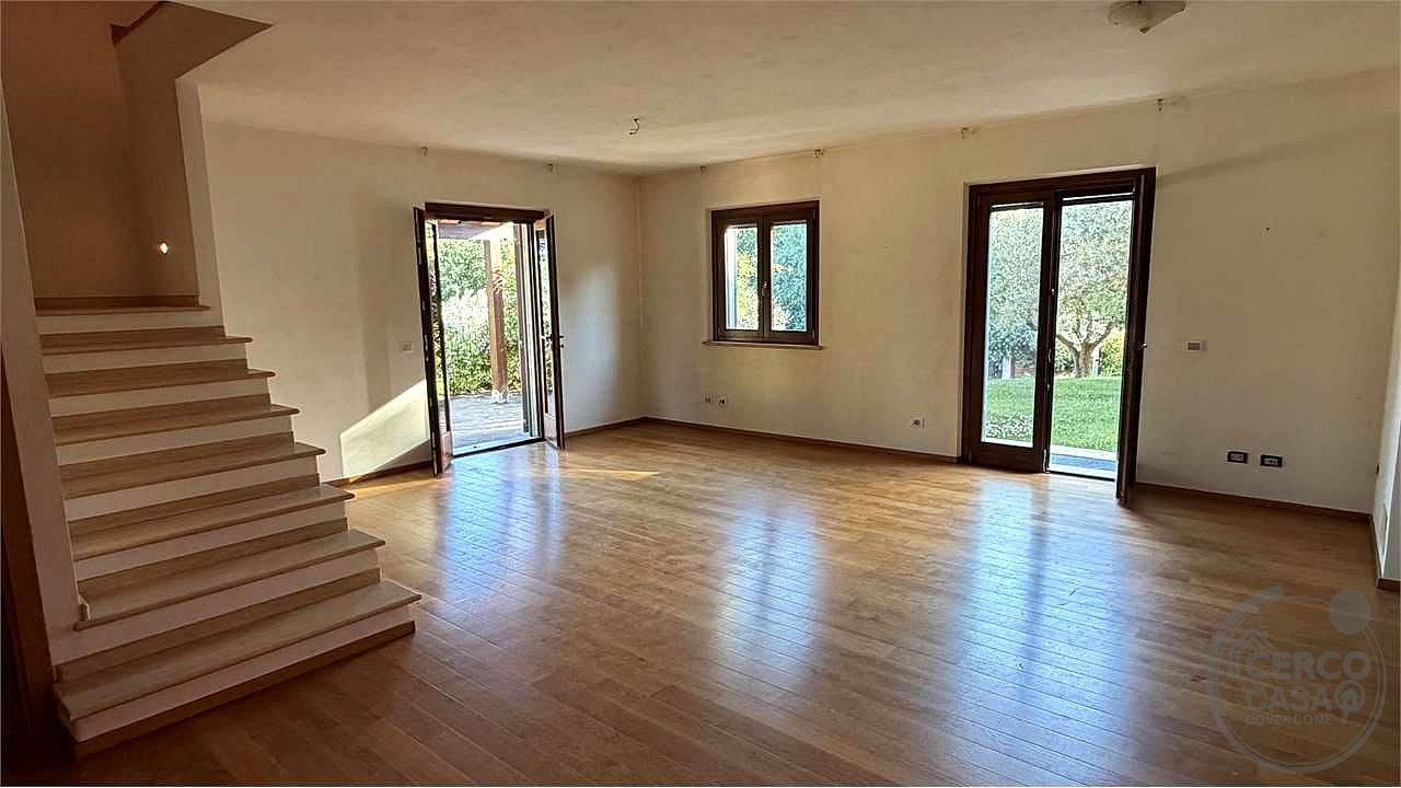 SAN VETTURINO – ESCLUSIVA PORZIONE DI VILLA DI RECENTE COSTRUZIONE CON GIARDINO