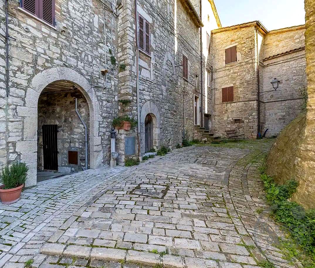 Todi, Castello Izzalini: in vendita bilocale n. 9 Primo Piano