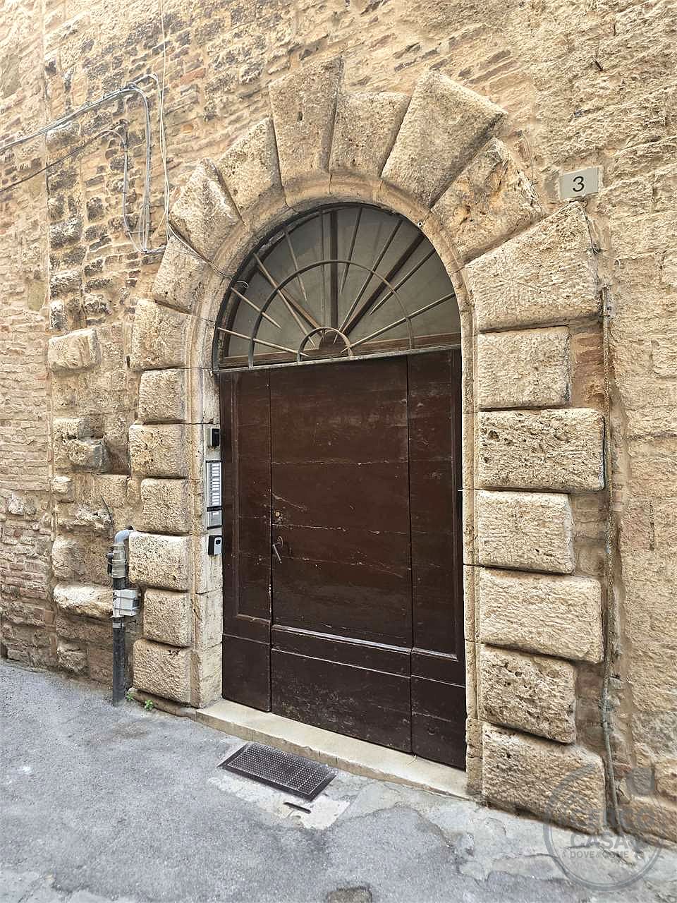 Piazza IV Novembre e Arco Etrusco-A pochi passi Centralissimo