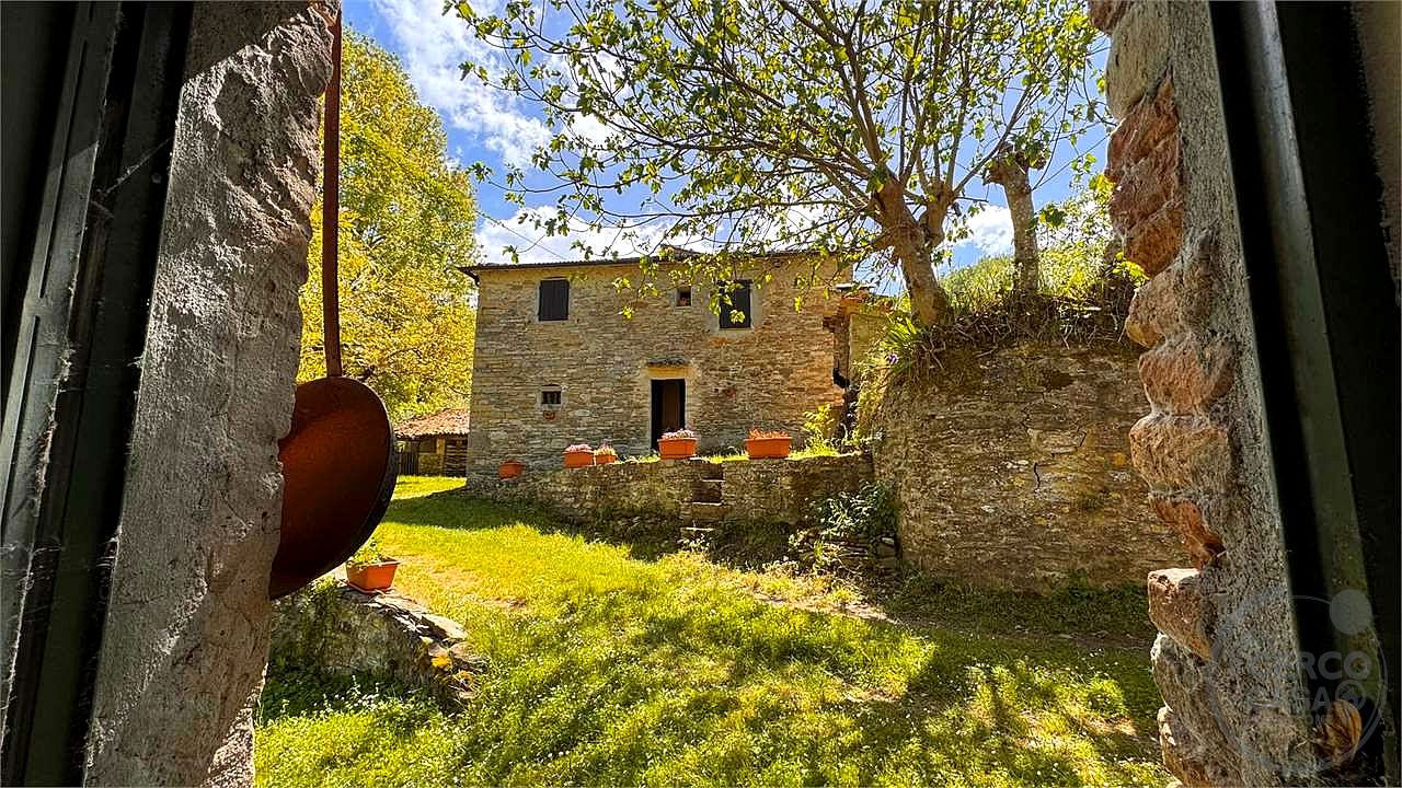 Antico Mulino circondato da torrente con 27 ettari di terreno - Città di Castello