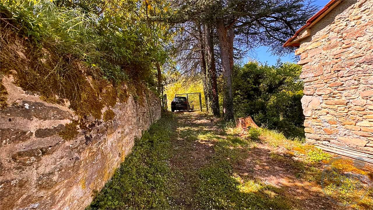Antico Mulino circondato da torrente con 27 ettari di terreno