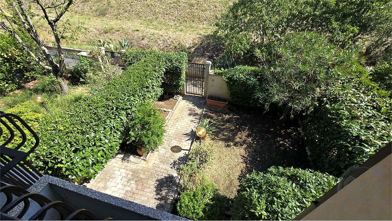 VILLETTA A SCHIERA CON TAVERNA, MANSARDA, GIARDINO E TERRAZZO – LACUGNANO, PERUGIA