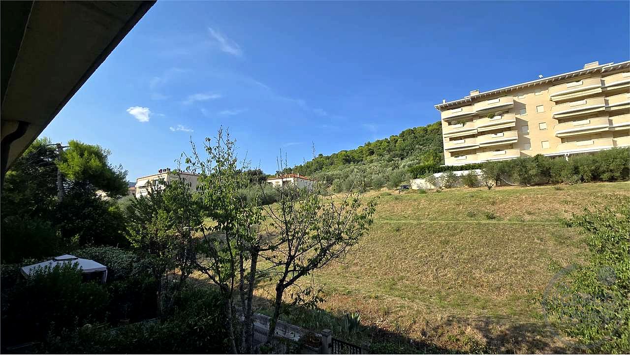 VILLETTA A SCHIERA CON TAVERNA, MANSARDA, GIARDINO E TERRAZZO – LACUGNANO, PERUGIA
