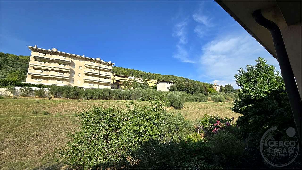 VILLETTA A SCHIERA CON TAVERNA, MANSARDA, GIARDINO E TERRAZZO – LACUGNANO, PERUGIA