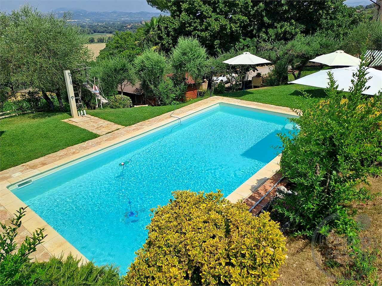 Elegante porzione di villa bifamiliare con piscina, uliveto e vista panoramica - Torgiano