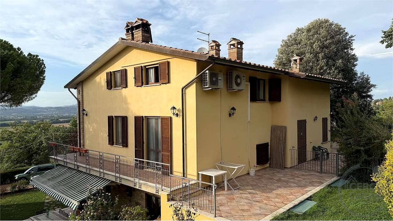 Elegante porzione di villa bifamiliare con piscina, uliveto e vista panoramica