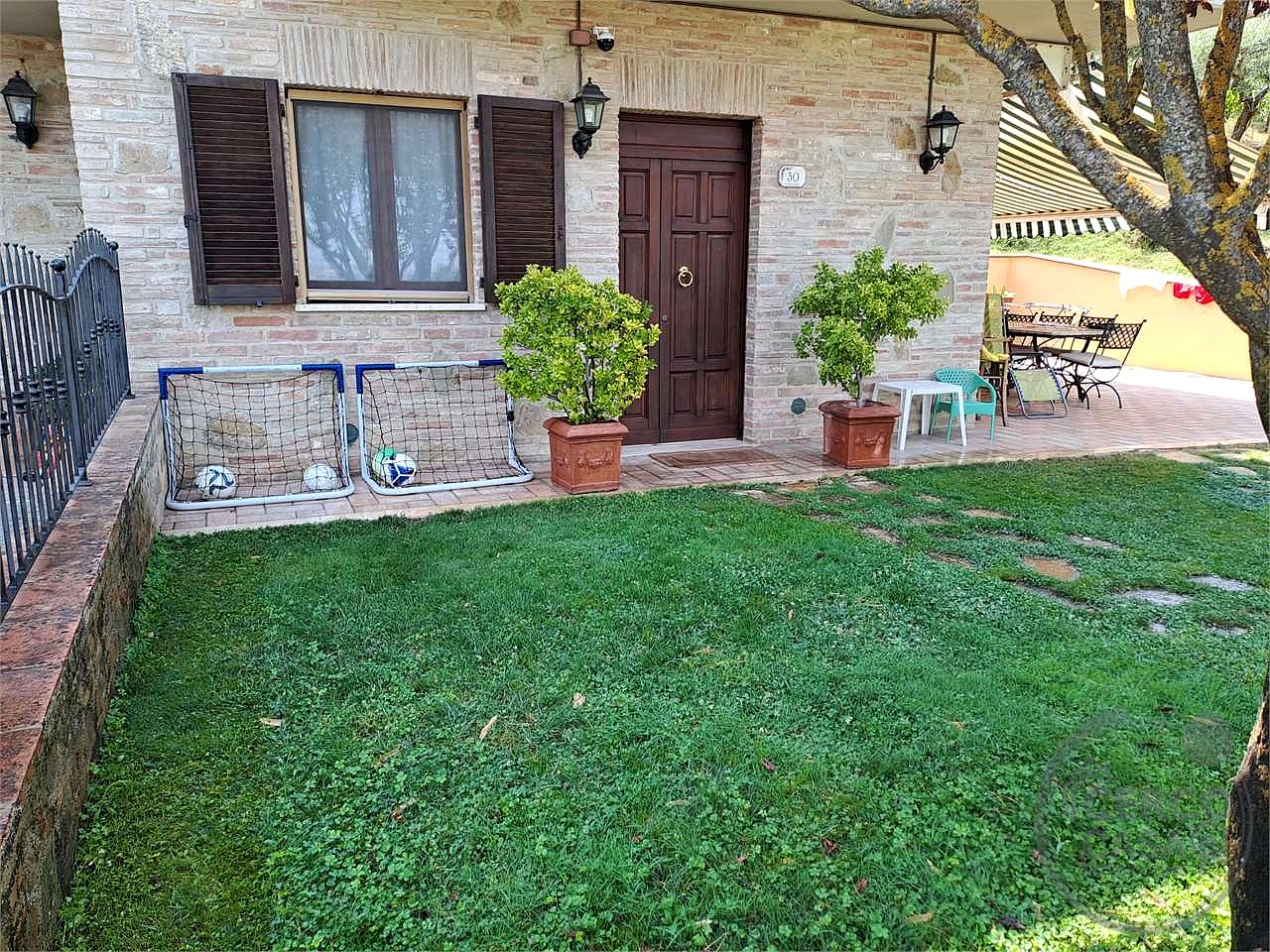 Elegante porzione di villa bifamiliare con piscina, uliveto e vista panoramica