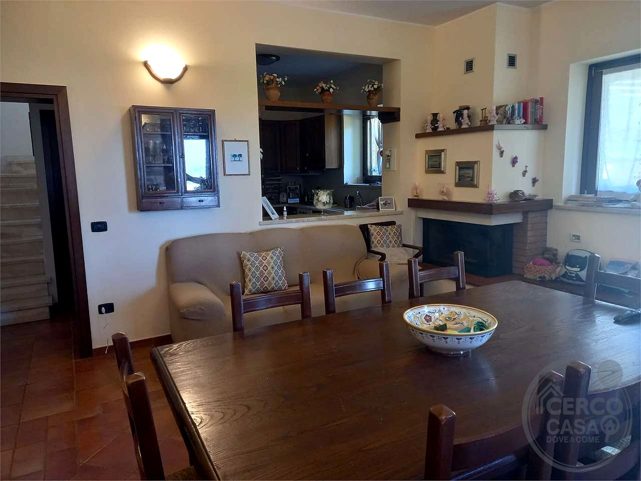Elegante porzione di villa bifamiliare con piscina, uliveto e vista panoramica