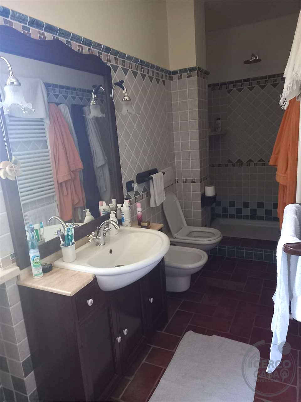 Elegante porzione di villa bifamiliare con piscina, uliveto e vista panoramica