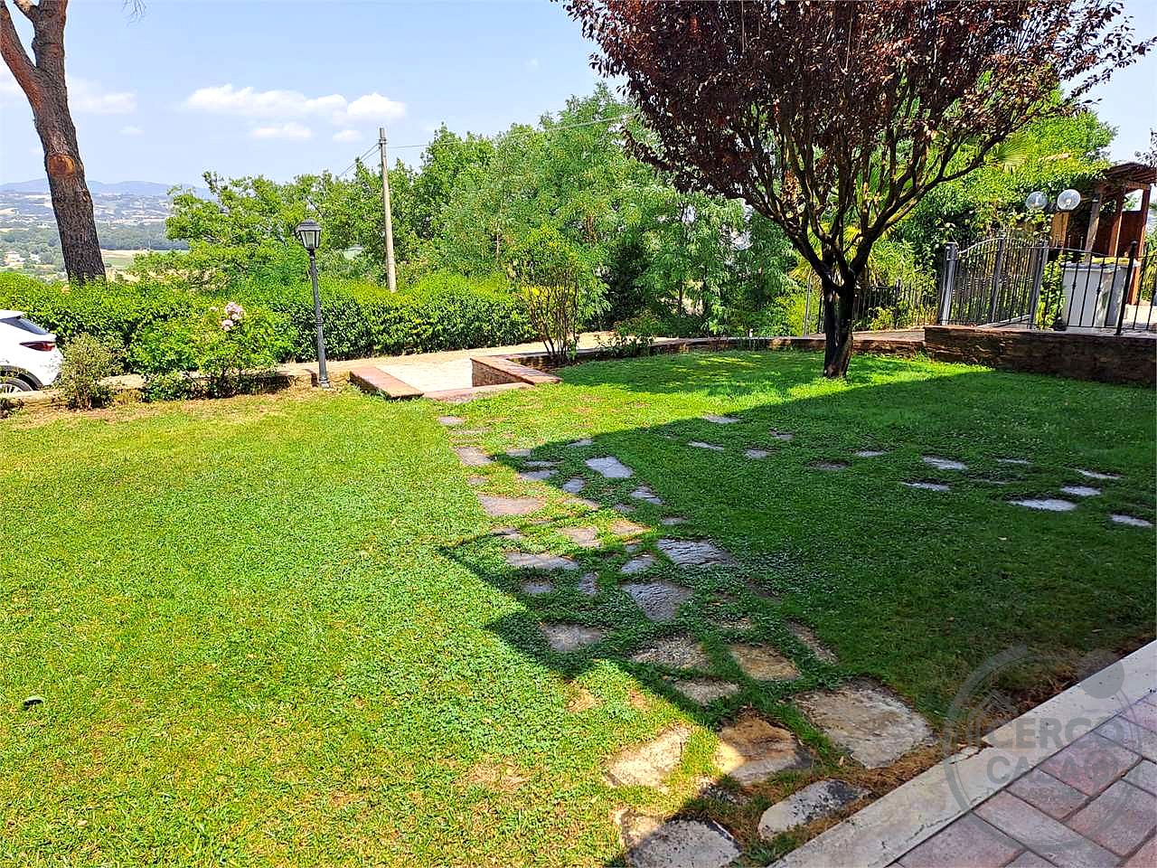 Elegante porzione di villa bifamiliare con piscina, uliveto e vista panoramica