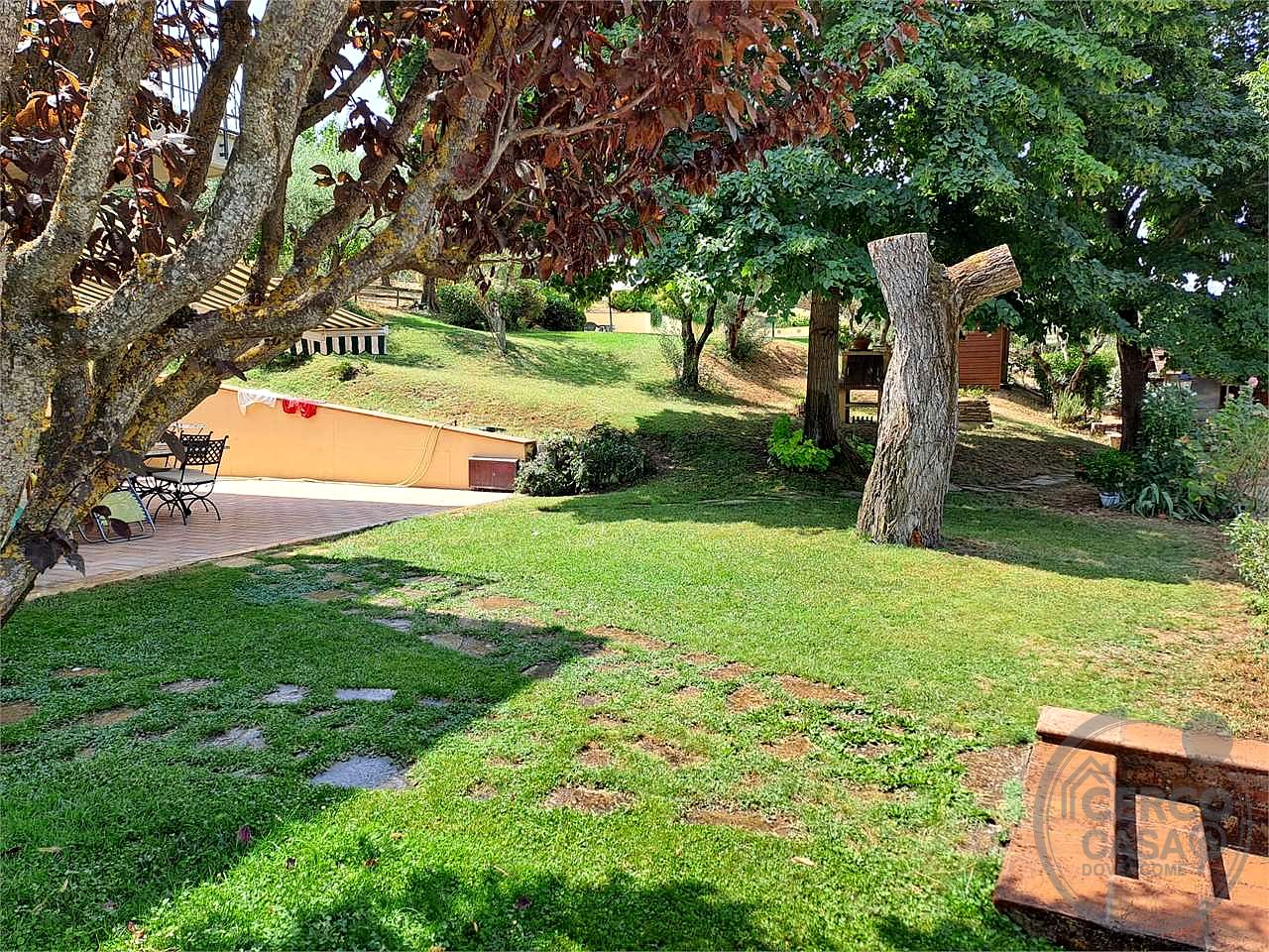 Elegante porzione di villa bifamiliare con piscina, uliveto e vista panoramica