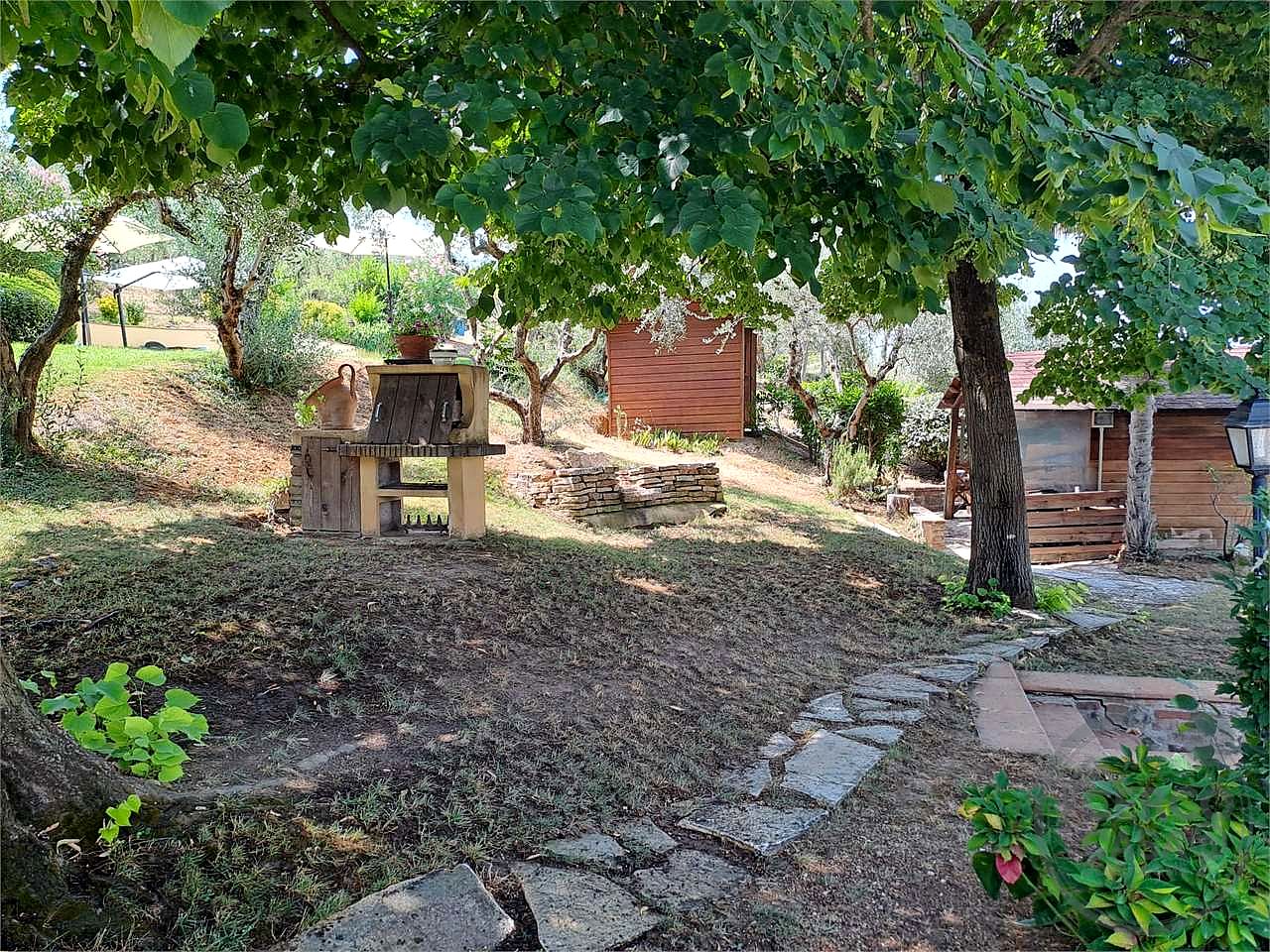 Elegante porzione di villa bifamiliare con piscina, uliveto e vista panoramica