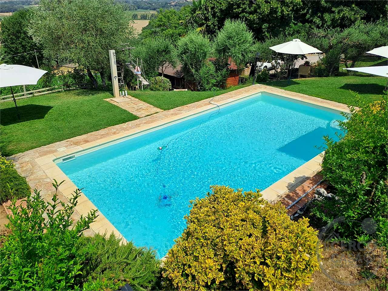 Elegante porzione di villa bifamiliare con piscina, uliveto e vista panoramica