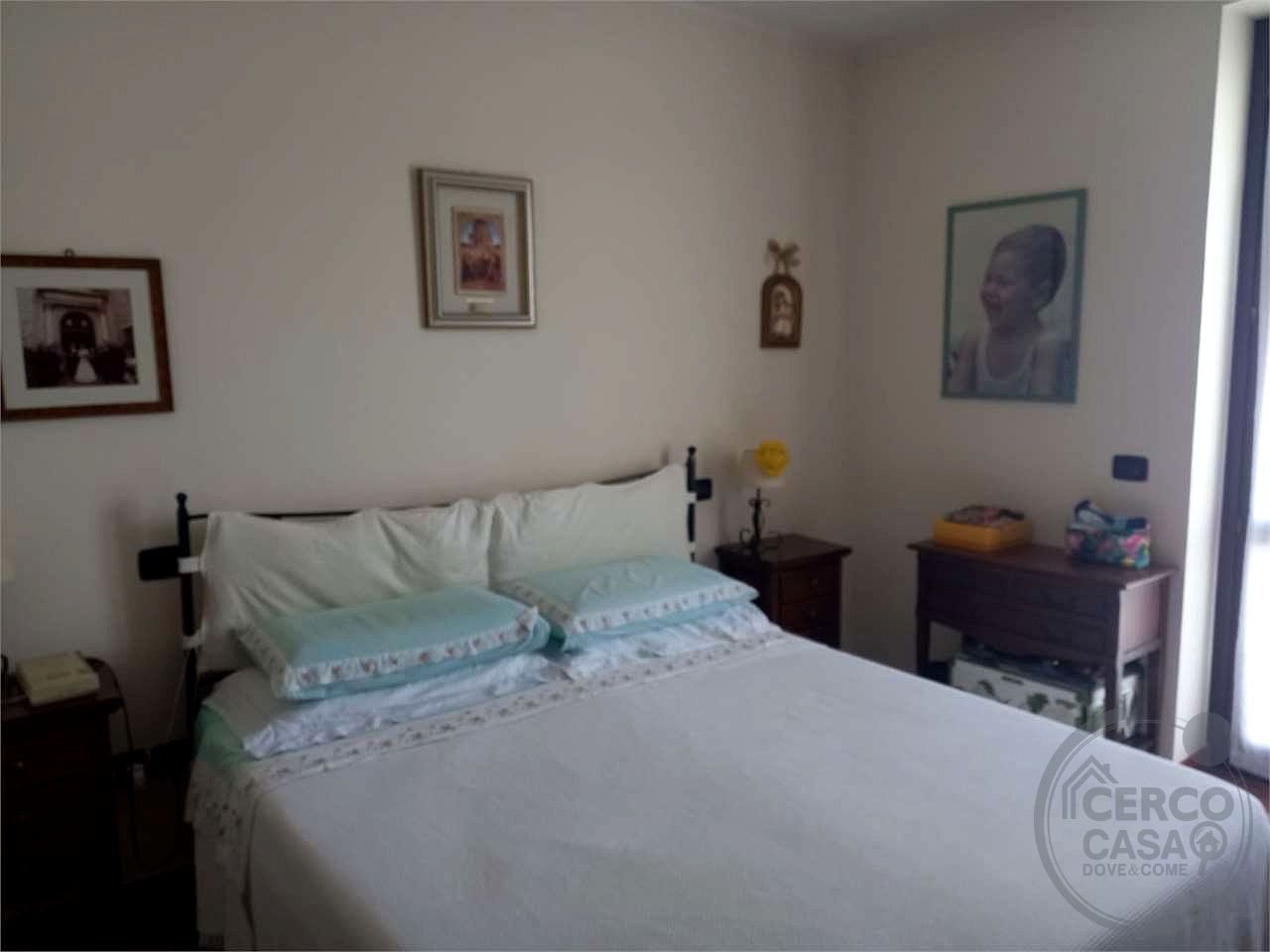 Elegante porzione di villa bifamiliare con piscina, uliveto e vista panoramica