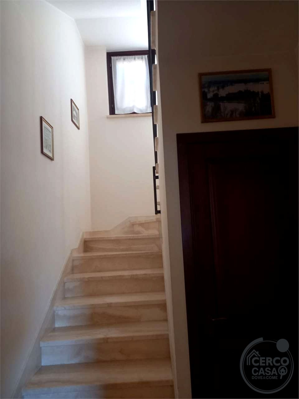 Elegante porzione di villa bifamiliare con piscina, uliveto e vista panoramica