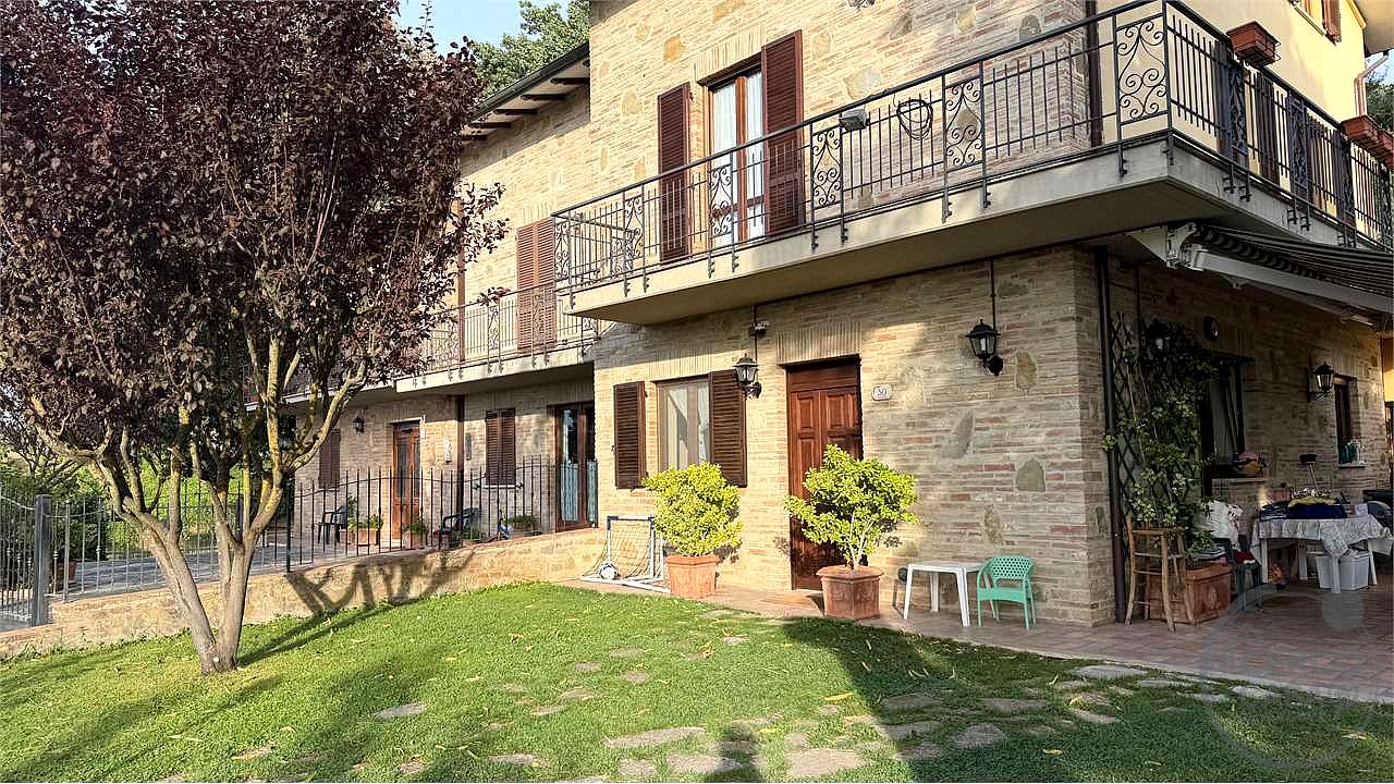 Elegante porzione di villa bifamiliare con piscina, uliveto e vista panoramica