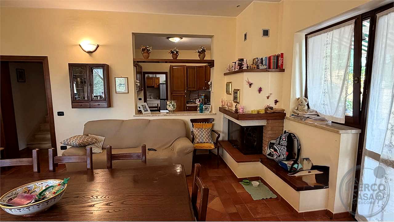 Elegante porzione di villa bifamiliare con piscina, uliveto e vista panoramica