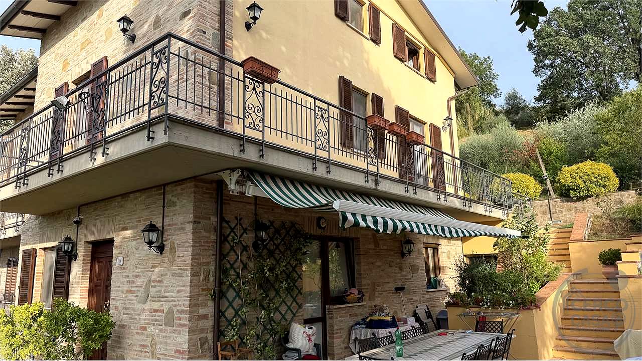 Elegante porzione di villa bifamiliare con piscina, uliveto e vista panoramica